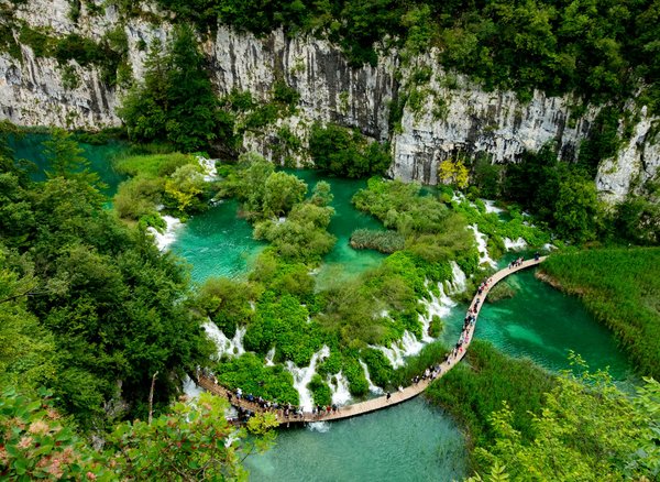 Quels sont les meilleurs itinéraires pour une randonnée autour des lacs de Plitvice, Croatie : conseils et périodes idéales ?